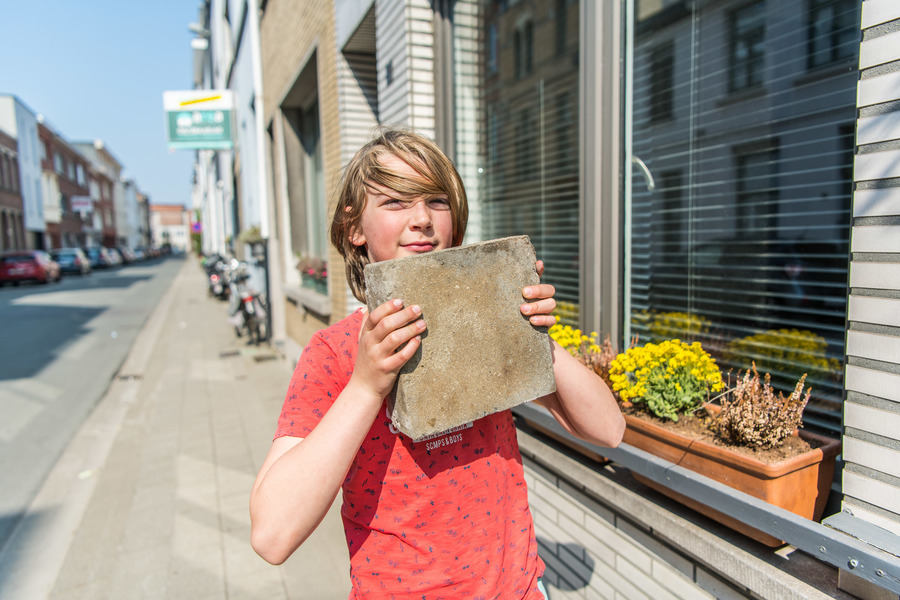 foto van een buurtbewoners aan de slag in hun straat tijdens een Groeidag in Borgerhout