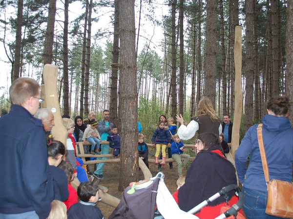 Zittribunes langs het cirkelpad in het speelbos Park Groot Schijn