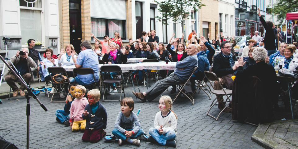 buren vieren samen een feest