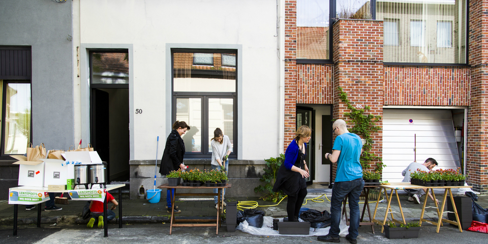 Buren poetsen hun straat tijdens de jaarlijkse Lentepoets.