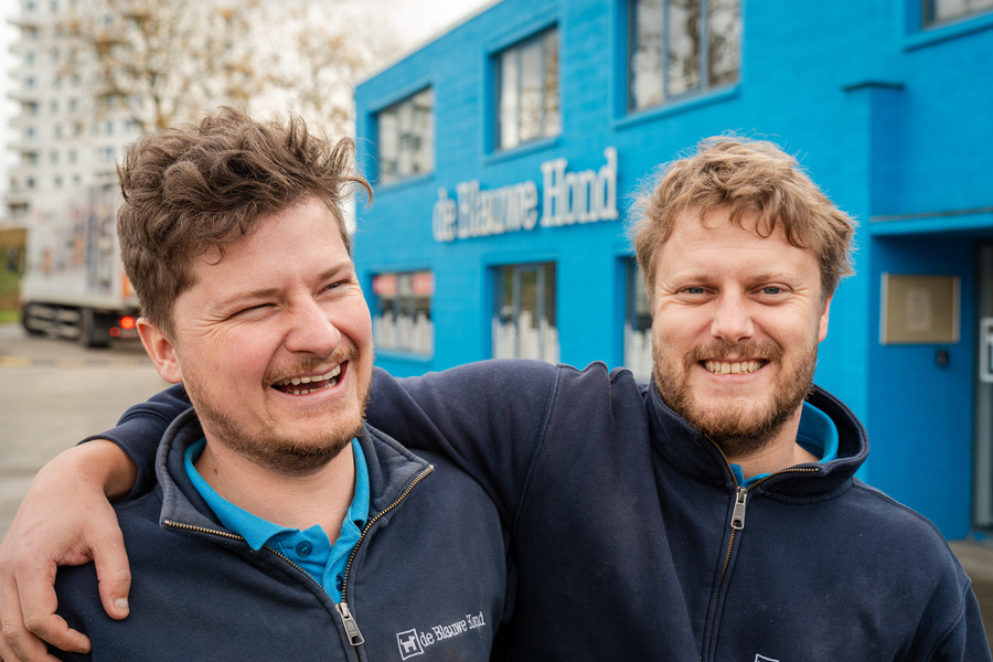 Alexander en Philip, op de achtergrond de letters van 'De Blauwe Hond'