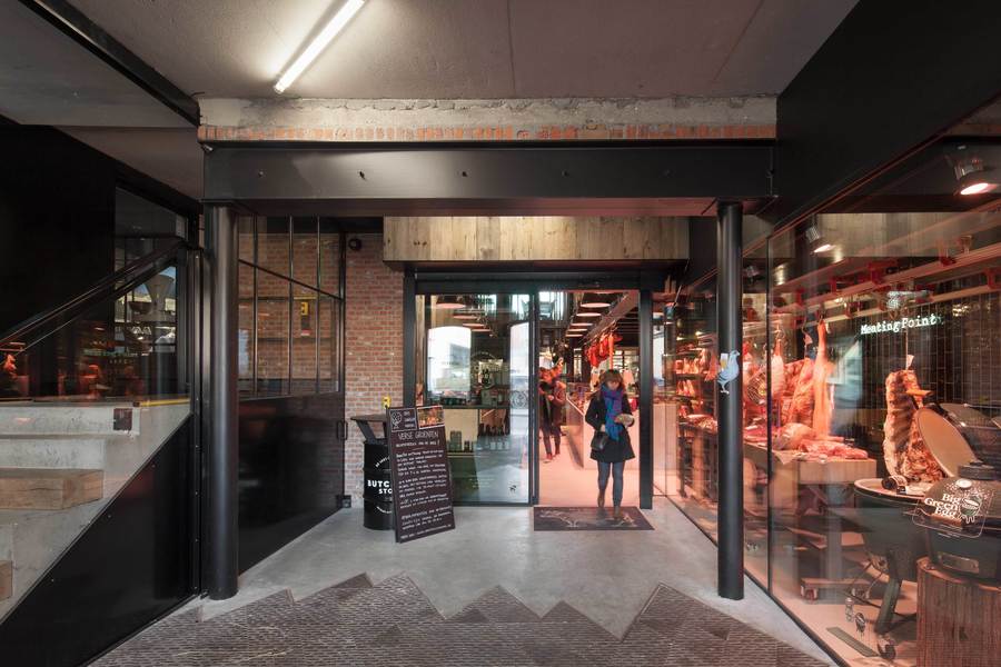 Verschillende ‘ambachten’ namen hun intrek op de site en zorgen voor nieuw leven in de brouwerij. Zo vind je er een chocolatier, kaasaffineur, culinair fotograaf, bakker, slagersatelier en restaurant. Verschillende ‘ambachten’ namen hun intrek op de site en zorgen voor nieuw leven in de brouwerij. Zo vind je er een chocolatier, kaasaffineur, culinair fotograaf, bakker, slagersatelier en restaurant.