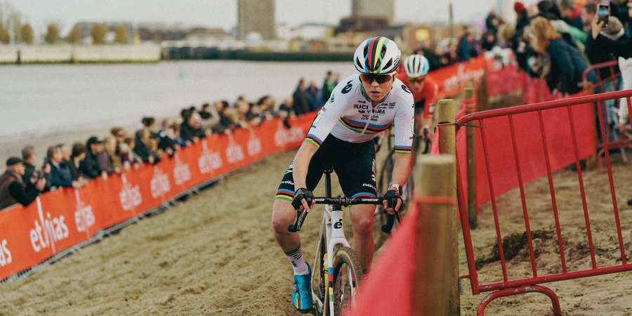 De Nederlandse wereldkampioene Fem Van Empel probeert haar balans te houden op de fiets op een van de pittige zandstroken van het Sint-Annastrand