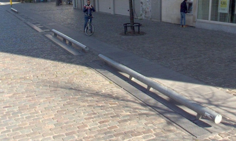 Vergelijbare verdwijnbeugels die op het Kristus-Koningplein worden geïnstalleerd. Foto is getrokken op de Oudevaartplaats in de buurt van het Theaterplein.