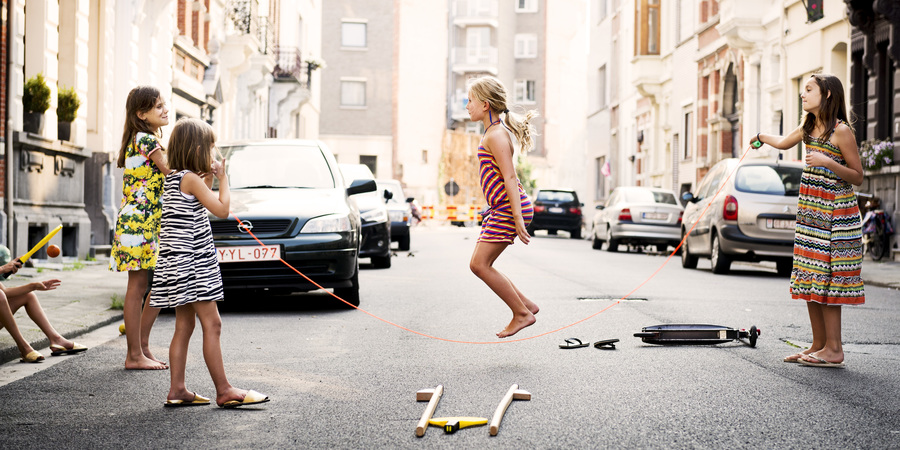 Kinderen spelen in een speelstraat Kinderen spelen in een speelstraat