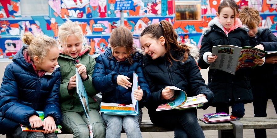 Kinderen op bezoek in de bibbus Kinderen op bezoek in de bibbus