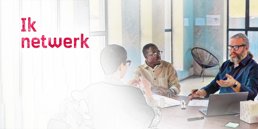 Hulpverleners zitten samen rond de tafel en wisselen ideeën uit.