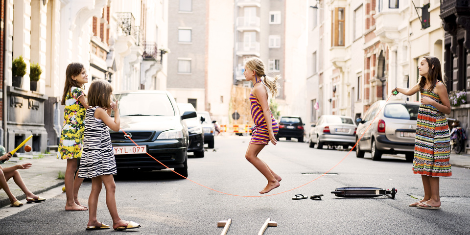 Kinderen spelen op straat tijdens een Speelstraat.