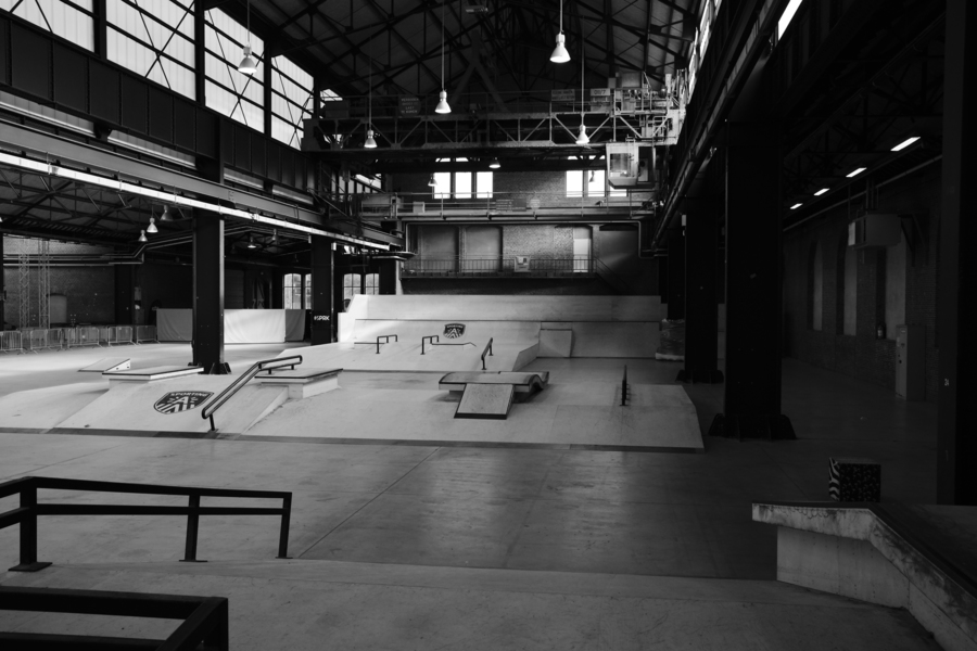Een zwart wit foto met zicht op het skateparcours in SPRK