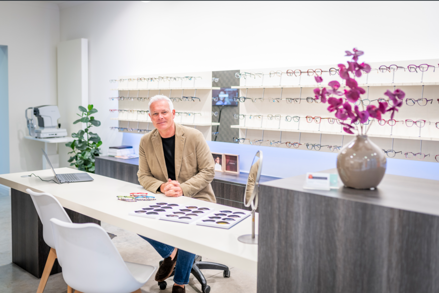 Portretfoto van optiek Dirk Van Belleghem in zijn handelszaak