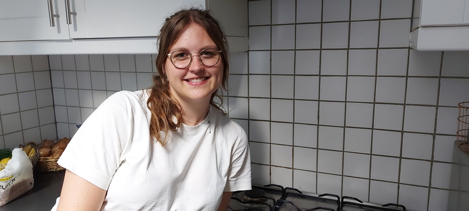 Charlotte staat in de keuken