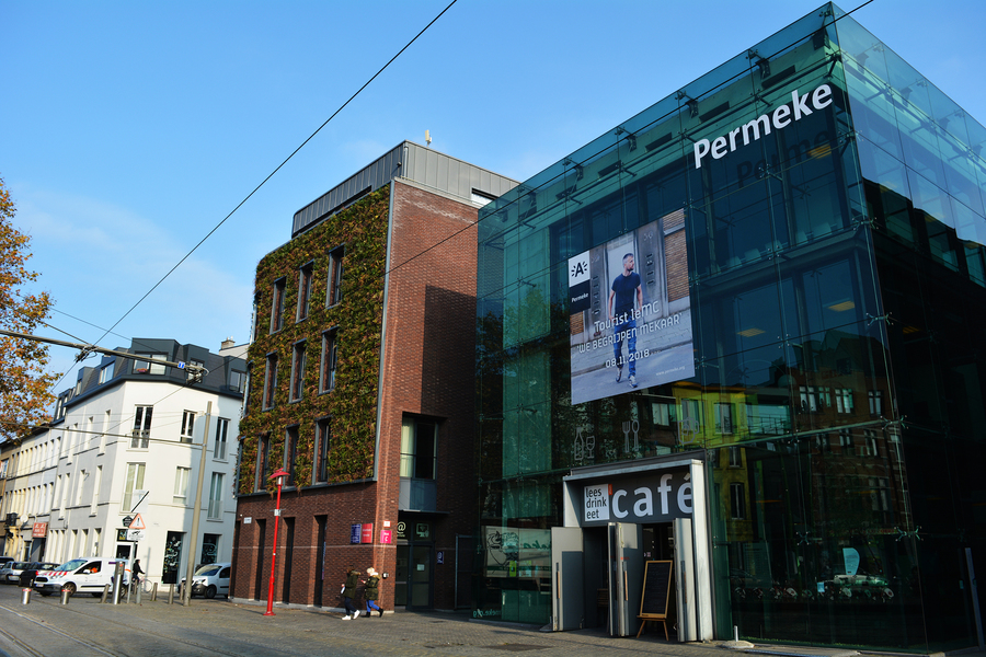 Bib Permeke met verticaal groen aan de gevel. Bib Permeke met verticaal groen aan de gevel.