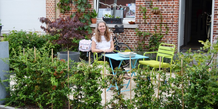 Eve, trotse eigenaar van een ontharde voortuin Eve, trotse eigenaar van een ontharde voortuin