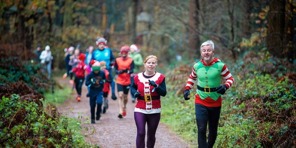 Lopers in kerstoutfit in het park