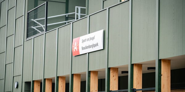 Bord aan buitengevel nieuw sport- en jeugdgebouw Bouckenborghpark