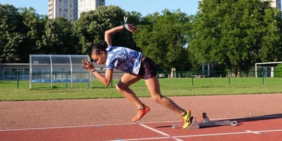 Loopster op atletiekpiste in het Kiel Loopster op atletiekpiste in het Kiel
