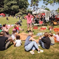 Mensen die in een cirkel op het gras zitten Mensen die in een cirkel op het gras zitten