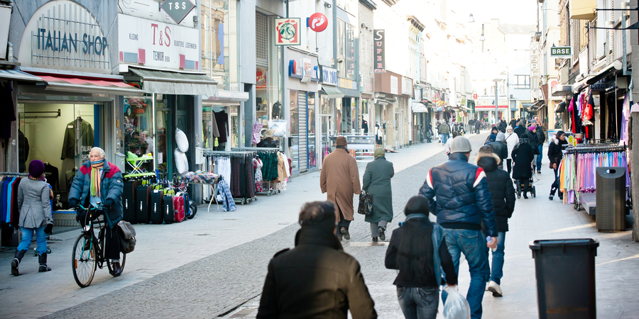 Winkelstraat met wandelaars en fietsers Winkelstraat met wandelaars en fietsers
