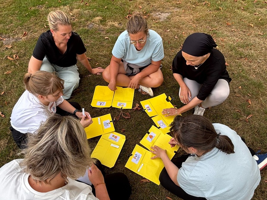 Leerkrachten van Het Talent volgen een bootcamp. Leerkrachten van Het Talent volgen een bootcamp.