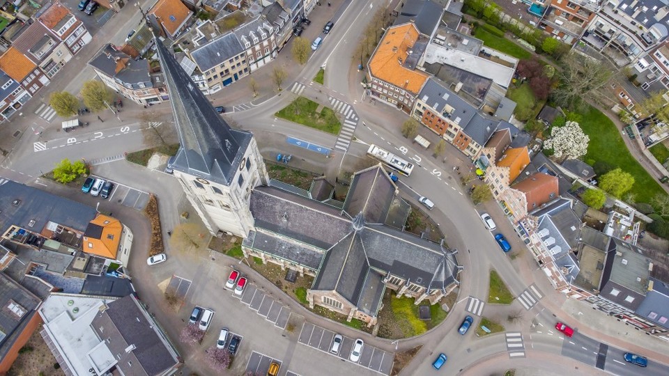 Luchtfoto van de kerkomgeving rond de Sint Lambertuskerk, centrum Ekeren