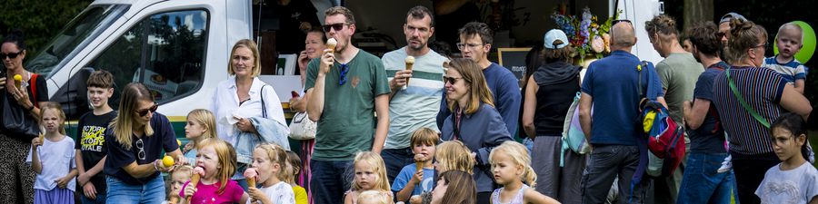 Ijsjes eten tijdens de familiedag Ijsjes eten tijdens de familiedag