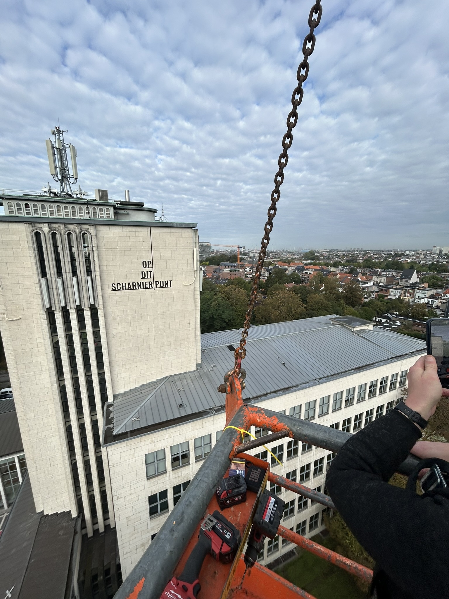 De strofe op de toren van het districtshuis wordt aangebracht