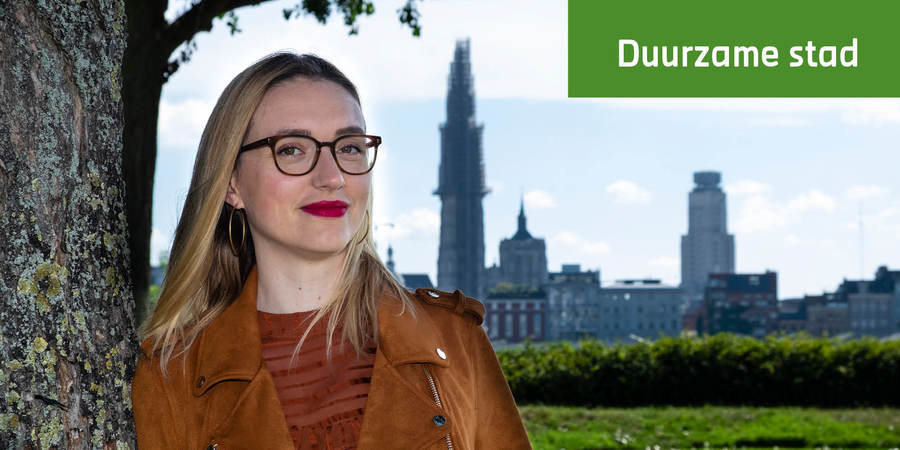 profielfoto van Petra De Rijck. Op de achtergrond de skyline van Antwerpen profielfoto van Petra De Rijck. Op de achtergrond de skyline van Antwerpen