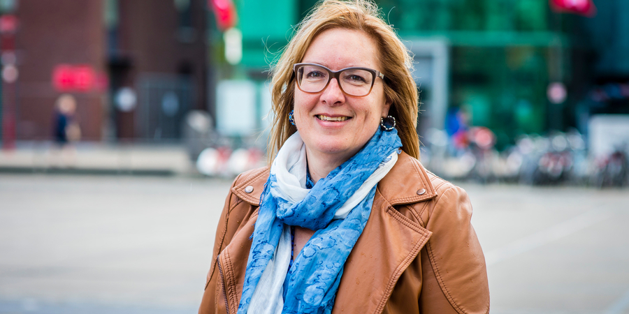 Ombudsvrouw Karla Blomme staat op het De Coninckplein en kijkt in de camera. Ombudsvrouw Karla Blomme staat op het De Coninckplein en kijkt in de camera.