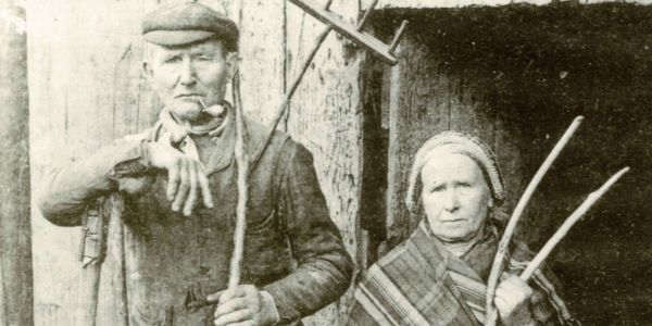 zwart wit foto met koppel uit ver vervlogen tijden in traditionele klederdracht