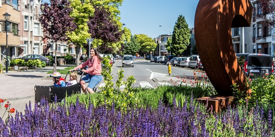 Rond punt Ter Rivierenlaan met beeld cijfer 2 en mama met bakfiets en kindjes