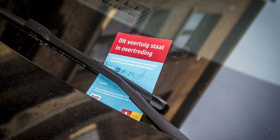 GAS-flyer achter een ruitenwisser GAS-flyer achter een ruitenwisser