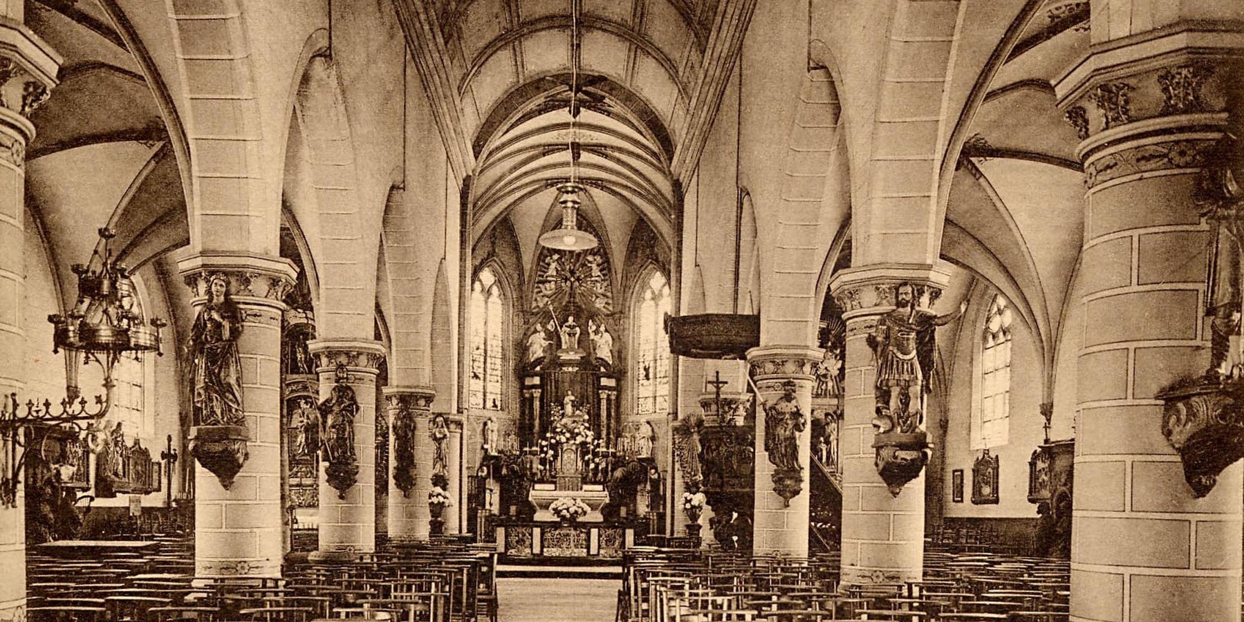 Voormalig binnenzicht van de Sint-Bavokerk