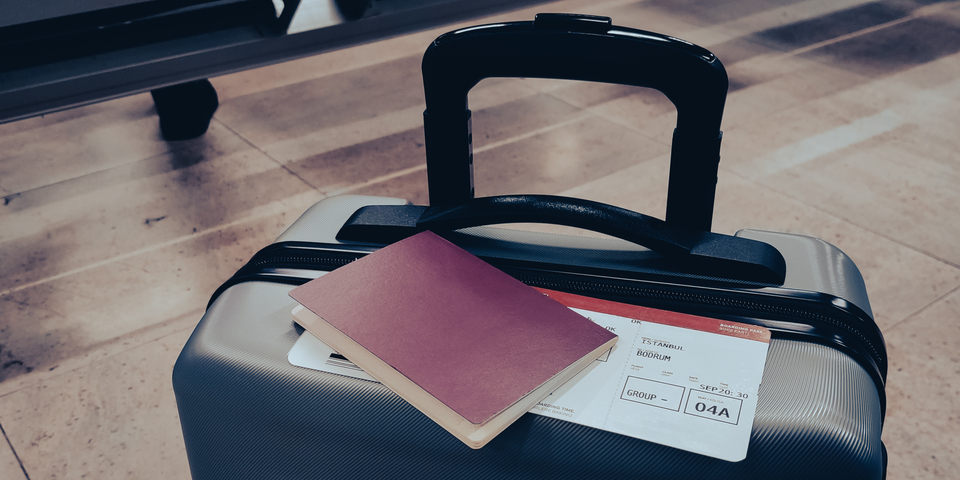 Een internationale reispas op een koffer