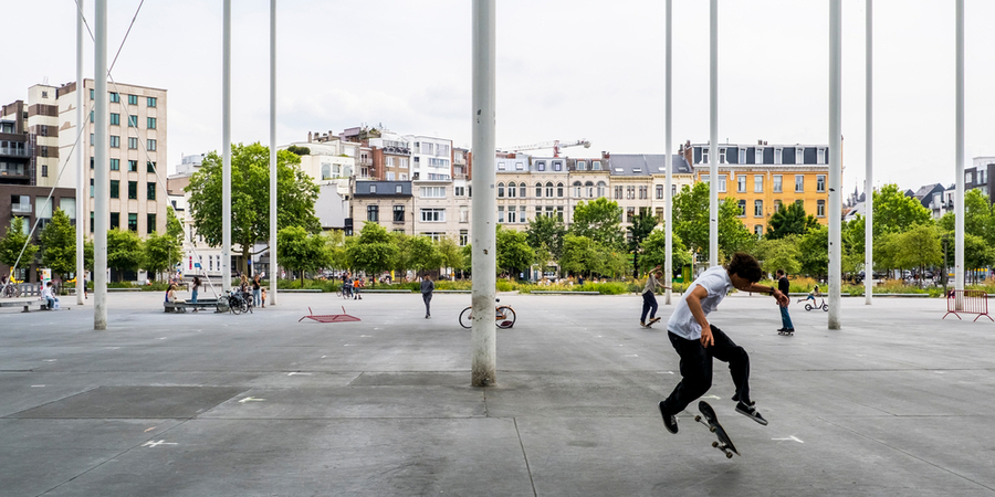 Een jonge skater op het Theaterplein. Een jonge skater op het Theaterplein.