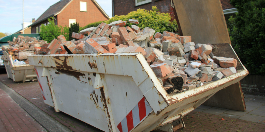 Een container met sloopafval.
