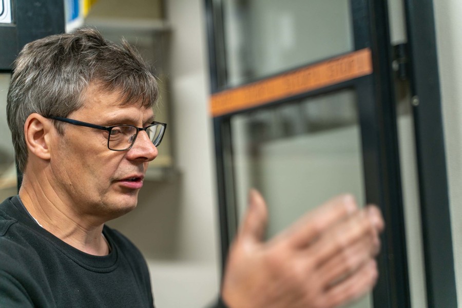 Peter geeft een uitleg