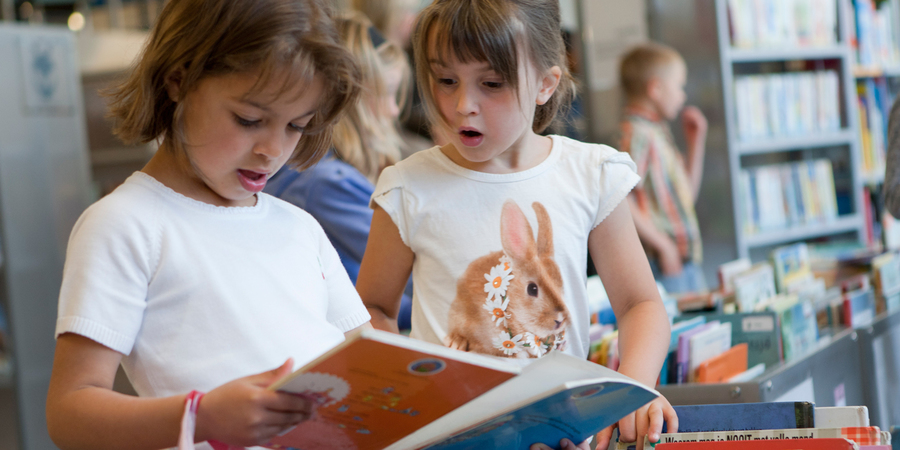 Leerlingen op klasbezoek in de bib Leerlingen op klasbezoek in de bib