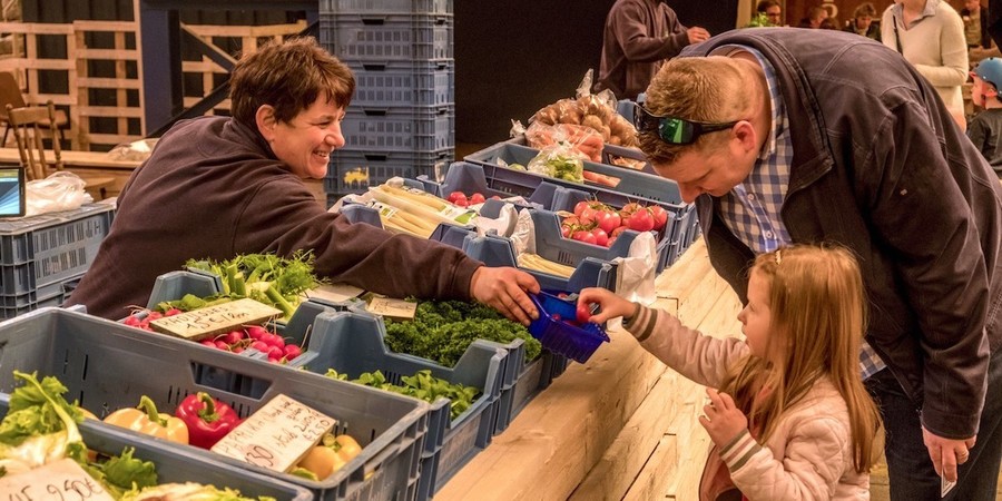 Groenten verkopen op de lokaalmarkt Groenten verkopen op de lokaalmarkt