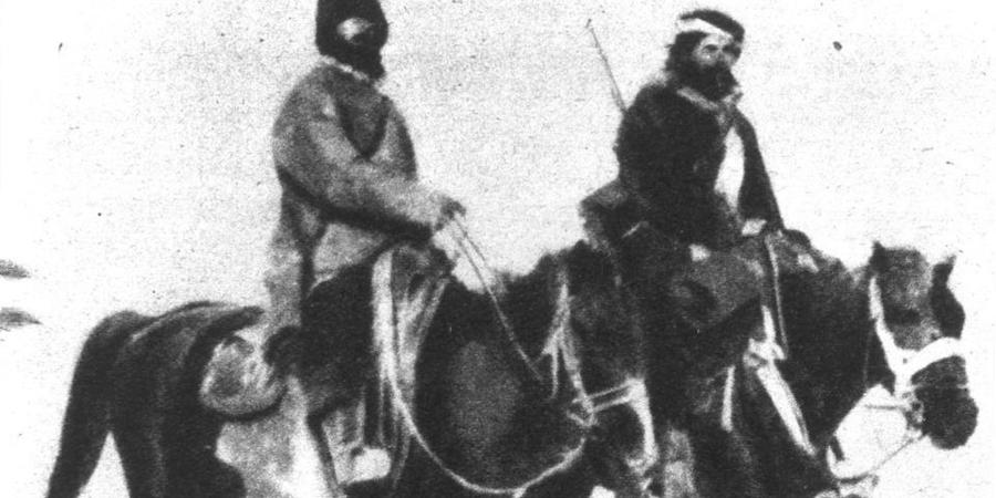 Een oude zwartwit foto toont twee mannen te paard. Een oude zwartwit foto toont twee mannen te paard.