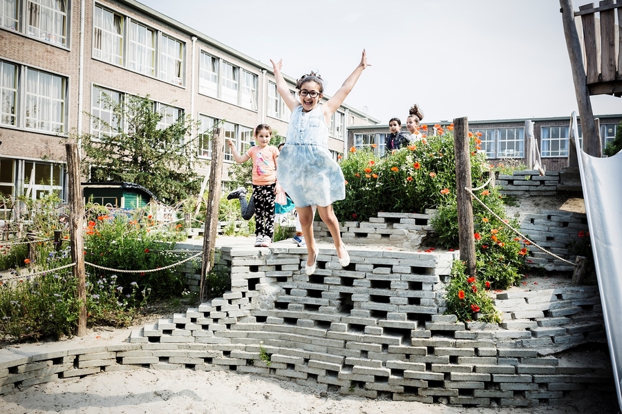 Een meisje springt van een stenen heuvel Een meisje springt van een stenen heuvel