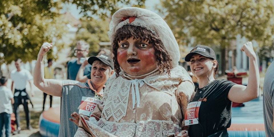 Enthousiaste lopers met Reuzin aan de start van de Reuzenloop