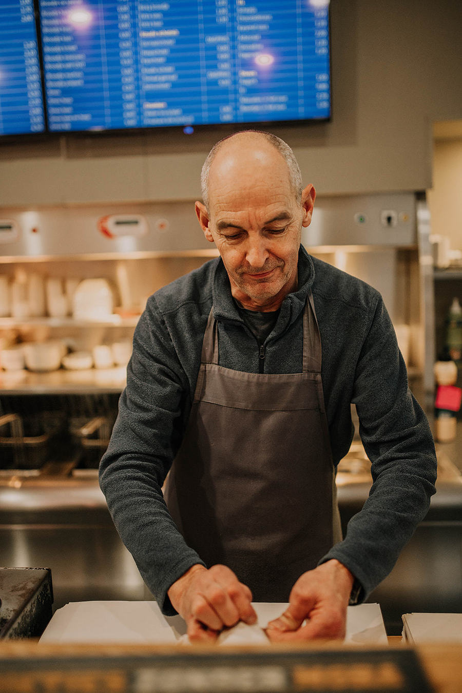 Tony pakt de frietjes in