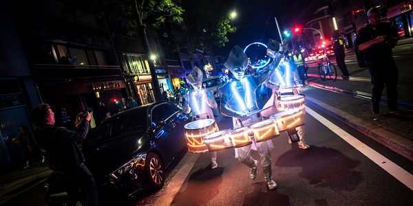 LED-drummers wandelen over de Bredabaan