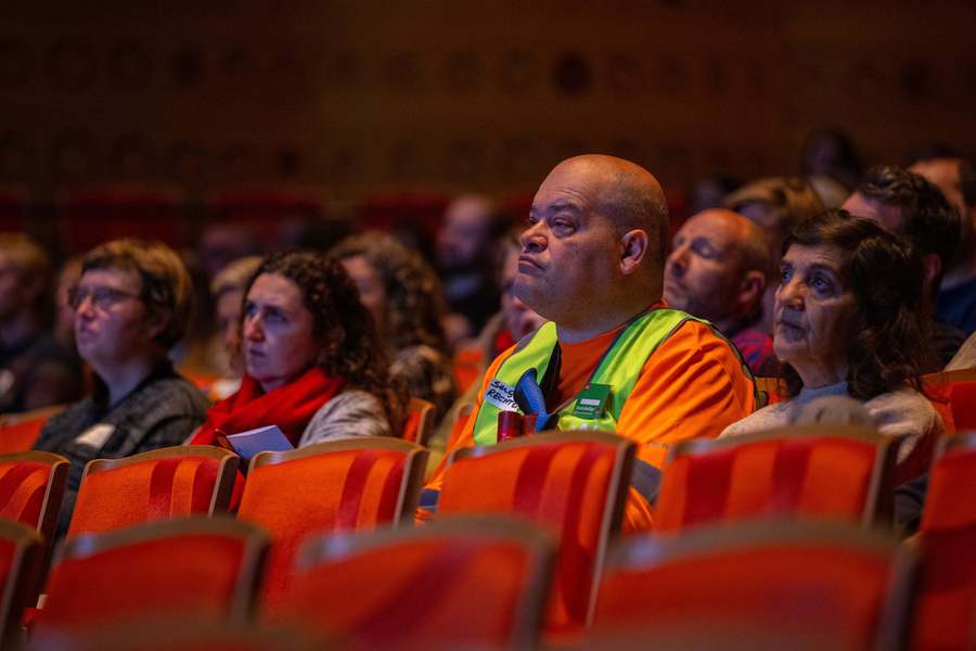 Deelnemers luisteren in de Elisabethzaal naar de keynote-sprekers.