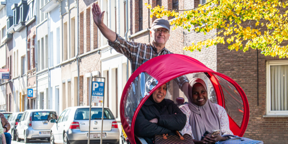 Riksja met 2 klanten erin Riksja met 2 klanten erin