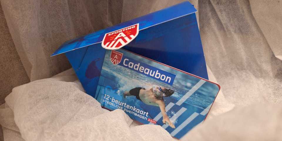 Een cadeaubon voor een 12-beurtenkaart en bijhorende cadeauverpakking