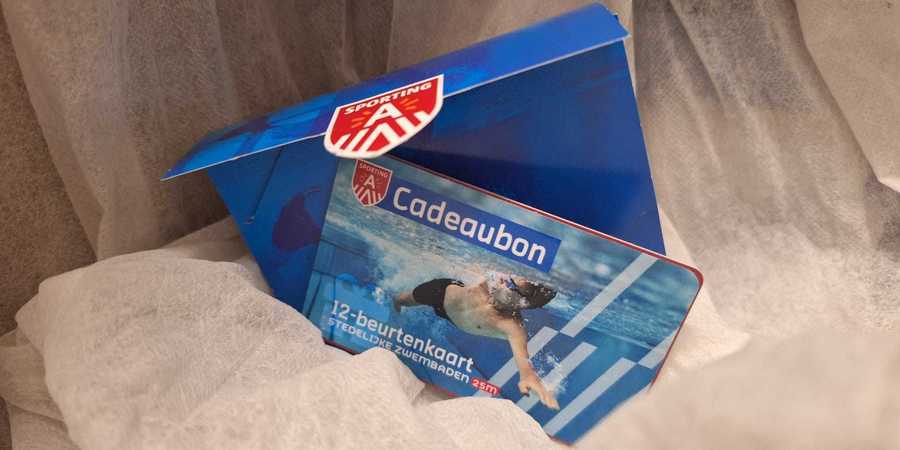 Een cadeaubon voor een 12-beurtenkaart en bijhorende cadeauverpakking