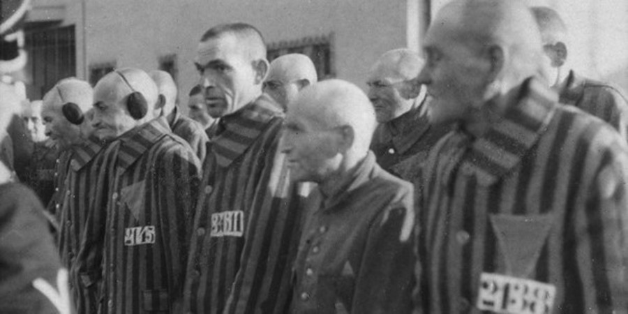 Gevangenen in het concentratiekamp Sachsenhausen, Duitsland, 19 december 1938. Heinrich Hoffman Collectie (bron: National Archives at College Park, Public domain, via Wikimedia Commons) Gevangenen in het concentratiekamp Sachsenhausen, Duitsland, 19 december 1938. Heinrich Hoffman Collectie (bron: National Archives at College Park, Public domain, via Wikimedia Commons)