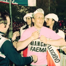Wielrenner Rik Van Linden krijgt een roze leiderstrui aangemeten. Wielrenner Rik Van Linden krijgt een roze leiderstrui aangemeten.