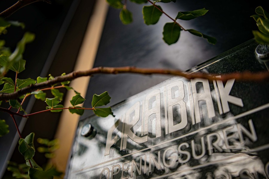 Bord met openingsuren